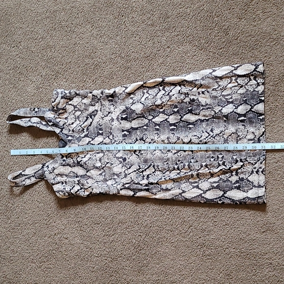 Form fitting dress - Picture 3 of 7